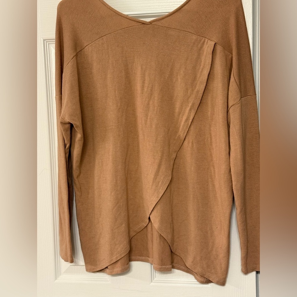 Women's Elegant Comfy Cute Tan V-Neck Long Sleeve Top- LULU Basics- Size XS - Picture 4 of 4